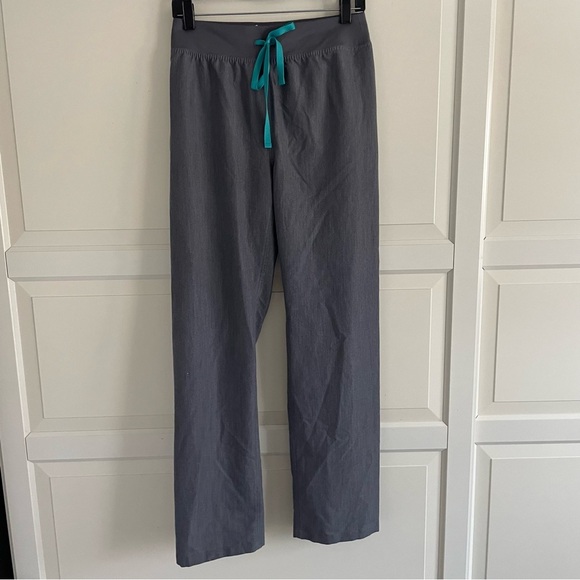 Figs Livingston Basic Scrub Pants in Graphite Gray S20605 - Picture 2 of 13